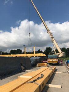 Implantation des chevillages sur massif béton pour recevoir des pieds de poteaux. Site Boulanger à Lesquin dans le département du Nord en région Hauts-de-France