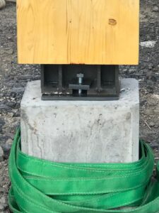 Implantation des chevillages sur massif béton pour recevoir des pieds de poteaux. Site Boulanger à Lesquin dans le département du Nord en région Hauts-de-France