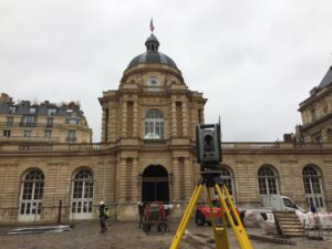 Implantation des pieux d'un la court du sénat à Paris