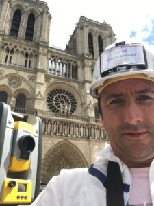 Implantation du batiment tailleur de pierre sur le Parvis de Notre Dame de Paris et tracage de la crypte