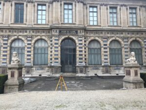 Implantation d'une passerelle avec des technopieux. Parvis le LOUVRES à jardin des Tuileries à Paris