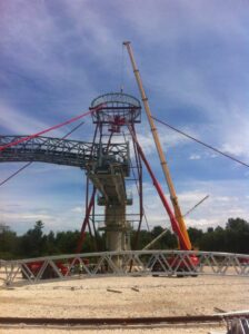 Mise en place de 3 prismes, pour un guidage et positionnement d'un dome de toiture, site vicat