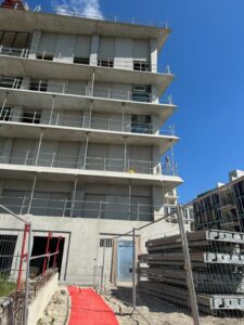 Mise en place de ferrure pour montage mur rideau en bois sur 5 niveaux, village olympique . Saint Denis 95