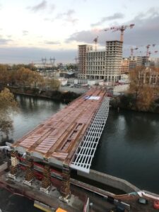 Mise en place de ferrure pour montage mur rideau en bois sur 5 niveaux, village olympique . Saint Denis 95